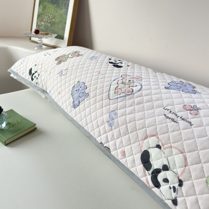 91家纺网 家纺一手货源 找家纺 爱港家纺 2025新款凉感丝双人长枕巾 夏季情侣枕头巾 绑带长枕巾 萌趣派对 120*48