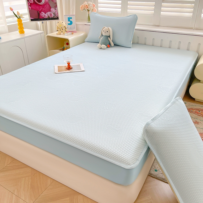 91家纺网 家纺一手货源 找家纺 迪乐妮 2025新款小冰熊凉豆豆席床笠 天空蓝-小冰熊凉豆豆床笠