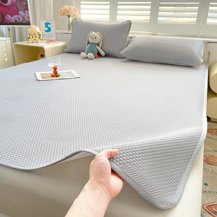 91家纺网 家纺一手货源 找家纺 迪乐妮 2025新款小冰熊凉豆豆席床笠 绅士灰-小冰熊凉豆豆席