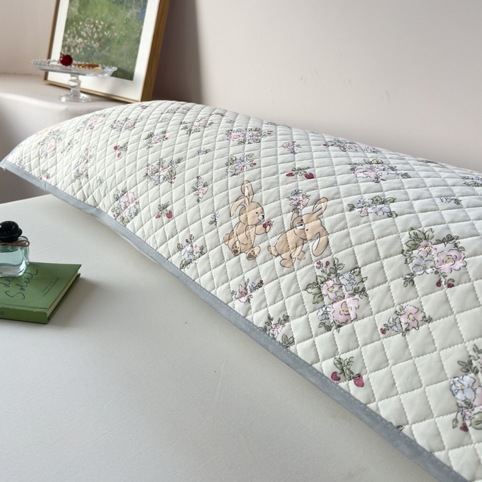 91家纺网 家纺一手货源 找家纺 爱港家纺 2025新款凉感丝双人长枕巾 夏季情侣枕头巾 绑带长枕巾 花兔萌 150*48