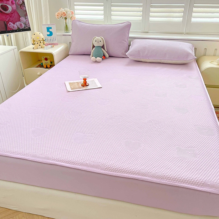 91家纺网 家纺一手货源 找家纺 迪乐妮 2025新款小冰熊凉豆豆席床笠 薰衣紫-小冰熊凉豆豆床笠