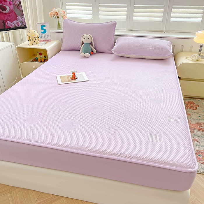 91家纺网 家纺一手货源 找家纺 迪乐妮 2025新款小冰熊凉豆豆席床笠 薰衣紫-小冰熊凉豆豆床笠