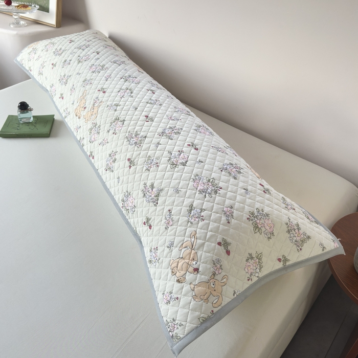 91家纺网 家纺一手货源 找家纺 爱港家纺 2025新款凉感丝双人长枕巾 夏季情侣枕头巾 绑带长枕巾 花兔萌 150*48