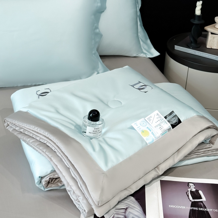 91家纺网 家纺一手货源 找家纺 满羽家纺 2025新款冰丝夏被四件套-满绣系列 DC-兰灰