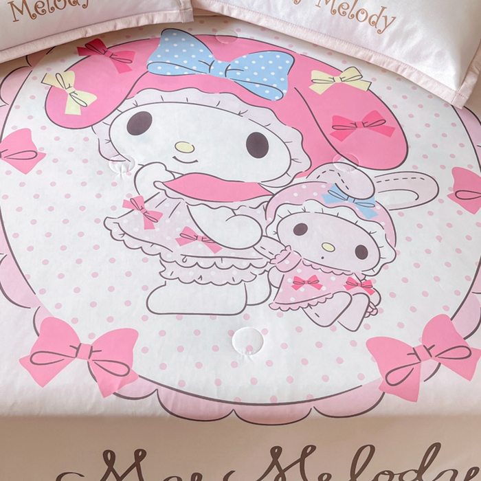 91家纺网 家纺一手货源 找家纺 博雅 2025新款 三丽鸥凉感丝夏被冰丝凉席组合四件套 小花美乐蒂