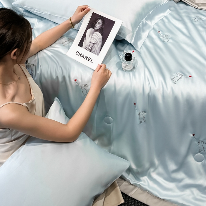 91家纺网 家纺一手货源 找家纺 满羽家纺 2025新款冰丝夏被四件套-满绣系列 兔子追爱-兰灰