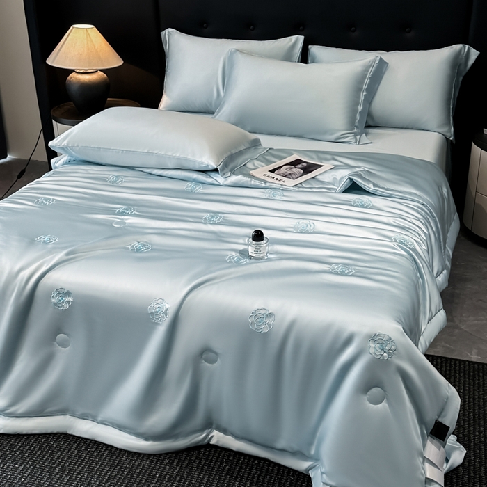 91家纺网 家纺一手货源 找家纺 满羽家纺 2025新款冰丝夏被四件套-满绣系列 山茶花-清爽兰