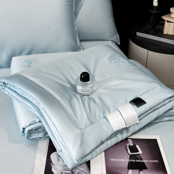 91家纺网 家纺一手货源 找家纺 满羽家纺 2025新款冰丝夏被四件套-满绣系列 山茶花-清爽兰