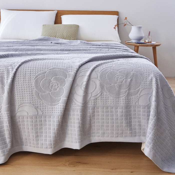 91家纺网 家纺一手货源 找家纺 爱港家纺 2025新款上海专版老式怀旧全棉A类纱布毛巾被 茶花-灰