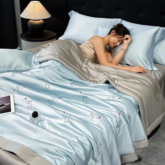 91家纺网 家纺一手货源 找家纺 满羽家纺 2025新款冰丝夏被四件套-满绣系列 兔子追爱-兰灰