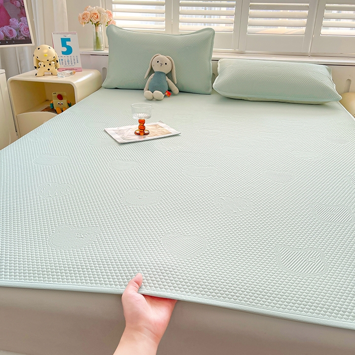 91家纺网 家纺一手货源 找家纺 迪乐妮 2025新款小冰熊凉豆豆席床笠 清新绿-小冰熊凉豆豆席