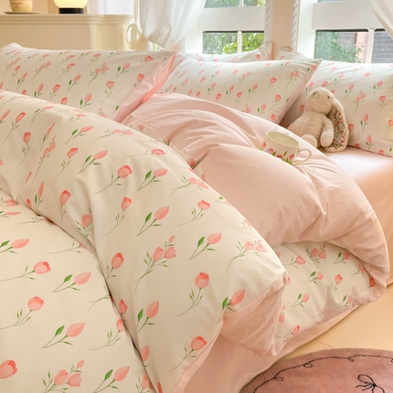 91家纺网 家纺一手货源 找家纺 仔仔熊 2025新款全棉印花四件套 粉色花花