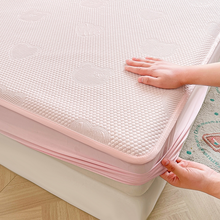 91家纺网 家纺一手货源 找家纺 迪乐妮 2025新款小冰熊凉豆豆席床笠 淑女粉-小冰熊凉豆豆床笠