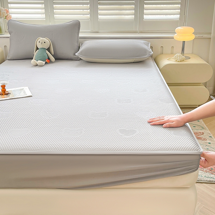 91家纺网 家纺一手货源 找家纺 迪乐妮 2025新款小冰熊凉豆豆席床笠 绅士灰-小冰熊凉豆豆床笠