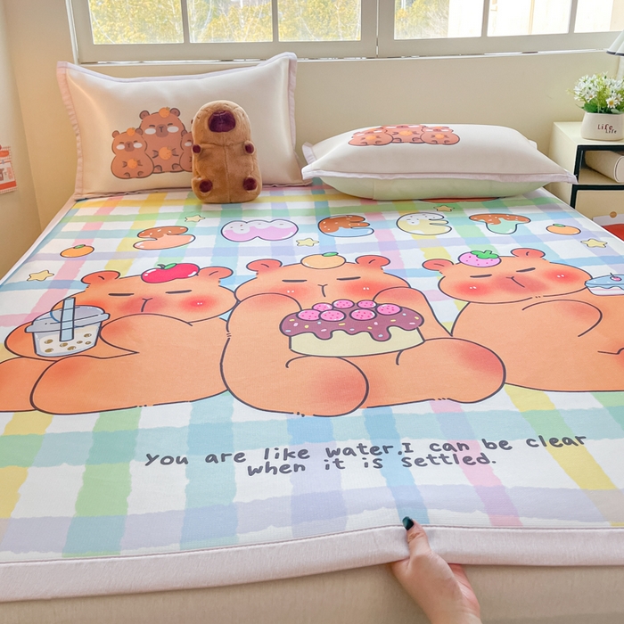 91家纺网 家纺一手货源 找家纺 博雅 2025新款独家版权A类大版数码印花1200D冰丝凉席 派对卡皮巴拉