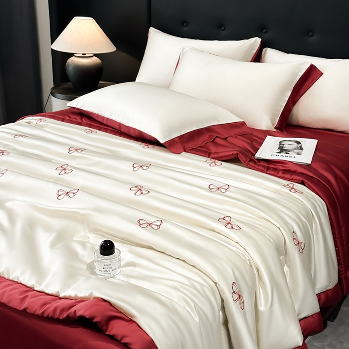 91家纺网 家纺一手货源 找家纺 满羽家纺 2025新款冰丝夏被四件套-满绣系列 迷蝶-奶白红