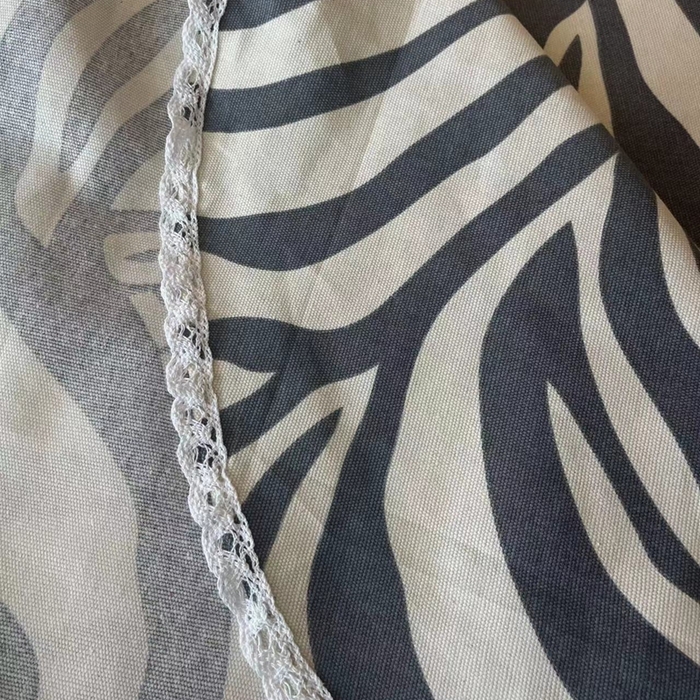 91家纺网 家纺一手货源 找家纺 仟网汇 2025全棉老粗布蕾丝花边三件套（无纺布手提包装） 斑马纹