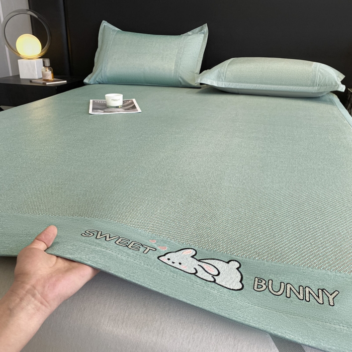 91家纺网 家纺一手货源 找家纺 莱米家纺 2025新款加厚凉感绣花冰藤席 可爱兔—湖绿-凉席