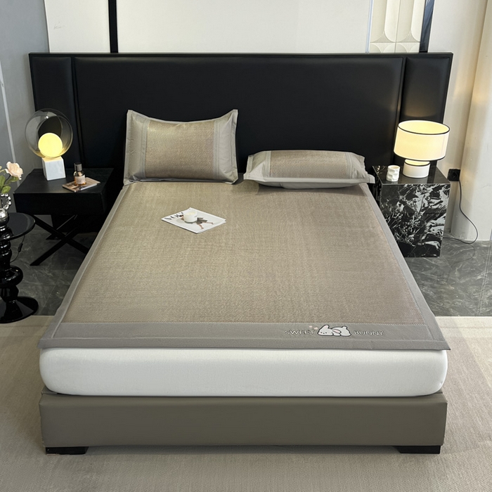 91家纺网 家纺一手货源 找家纺 莱米家纺 2025新款加厚凉感绣花冰藤席 可爱兔—香槟-凉席