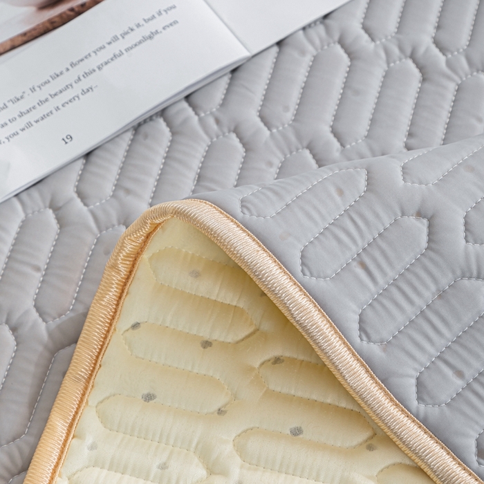 91家纺网 家纺一手货源 找家纺 美丽折2025新品6mm厚天然乳胶凉席三件套 大版印花卡通乳胶凉席平铺款 灰色