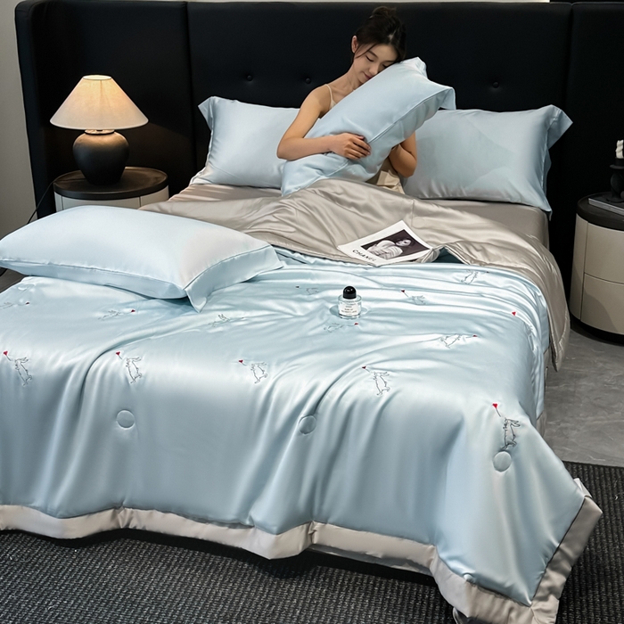 91家纺网 家纺一手货源 找家纺 满羽家纺 2025新款冰丝夏被四件套-满绣系列 兔子追爱-兰灰