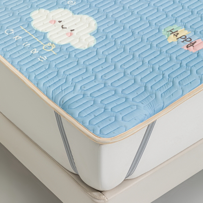 91家纺网 家纺一手货源 找家纺 美丽折2025新品6mm厚天然乳胶凉席三件套 大版印花卡通乳胶凉席平铺款 嗨皮云