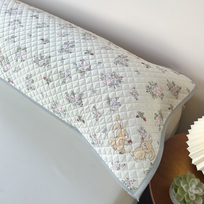 91家纺网 家纺一手货源 找家纺 爱港家纺 2025新款凉感丝双人长枕巾 夏季情侣枕头巾 绑带长枕巾 花兔萌 150*48