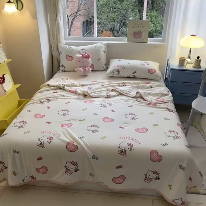 91家纺网 家纺一手货源 找家纺 金爱家2025新款A类三丽鸥正版授权高品质牛奶丝软糯针织棉大豆夏被系列详情 针织棉三丽鸥-心心kitty