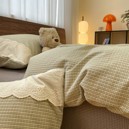 91家纺网 家纺一手货源 找家纺 花漾2025全棉色织水洗棉复古花边无印格条被套三件套四件套 抹茶小格