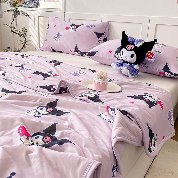 91家纺网 家纺一手货源 找家纺 金爱家2025新款A类三丽鸥正版授权高品质牛奶丝软糯针织棉大豆夏被系列详情 针织棉三丽鸥-紫色梦幻库洛米