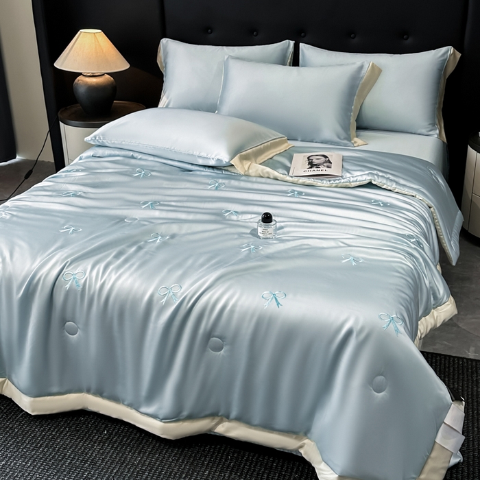 91家纺网 家纺一手货源 找家纺 满羽家纺 2025新款冰丝夏被四件套-满绣系列 蝴蝶结-清爽兰