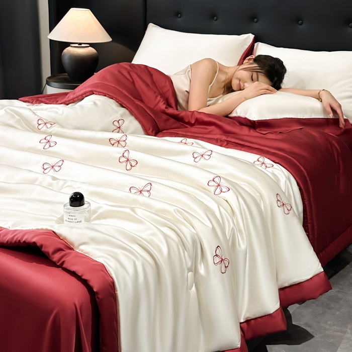 91家纺网 家纺一手货源 找家纺 满羽家纺 2025新款冰丝夏被四件套-满绣系列 迷蝶-奶白红