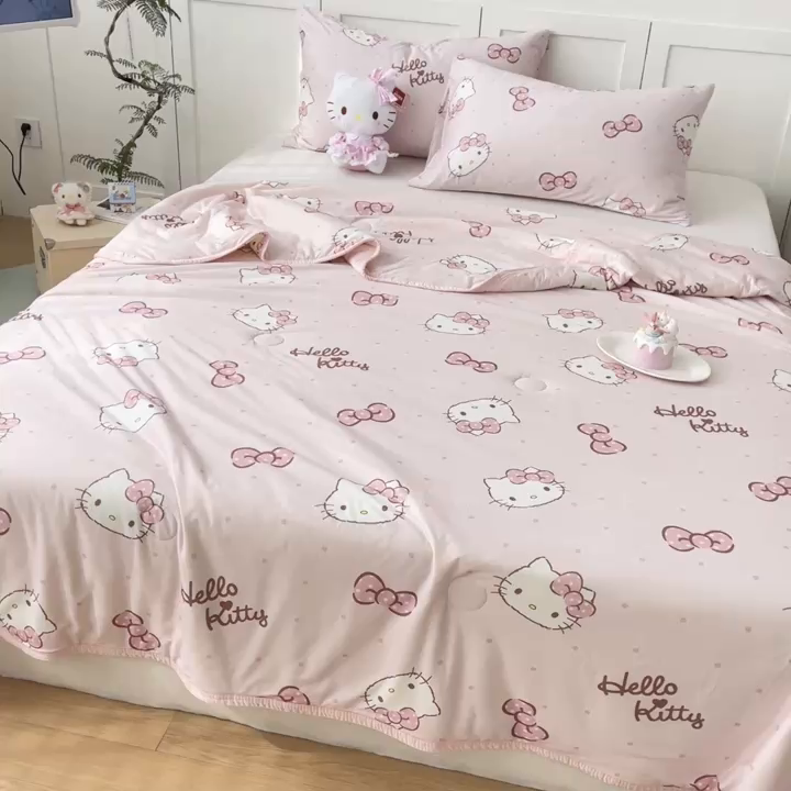 91家纺网 家纺一手货源 找家纺 金爱家2025新款A类三丽鸥正版授权高品质牛奶丝软糯针织棉大豆夏被系列详情 针织棉三丽鸥-爱心美少女kitty