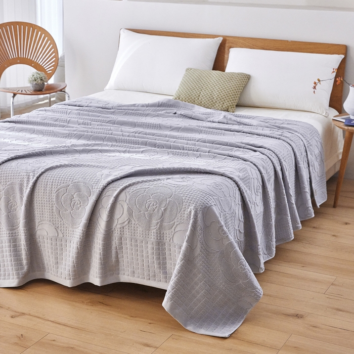 91家纺网 家纺一手货源 找家纺 爱港家纺 2025新款上海专版老式怀旧全棉A类纱布毛巾被 茶花-灰