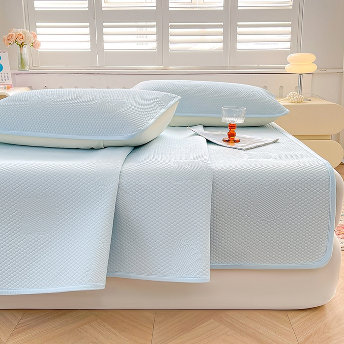 91家纺网 家纺一手货源 找家纺 迪乐妮 2025新款小冰熊凉豆豆席床笠 天空蓝-小冰熊凉豆豆席