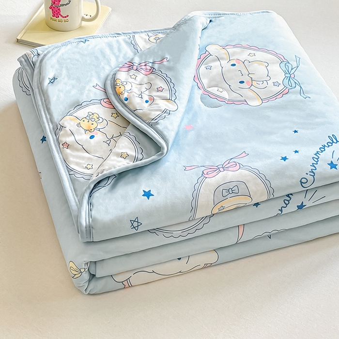 91家纺网 家纺一手货源 找家纺 金爱家2025新款A类三丽鸥正版授权高品质牛奶丝软糯针织棉大豆夏被系列详情 针织棉三丽鸥-蓝甜玉桂狗