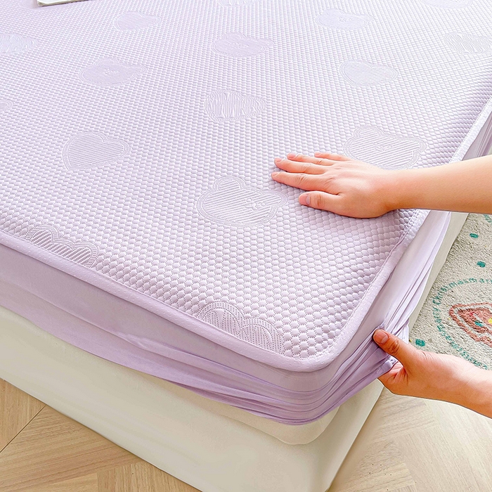 91家纺网 家纺一手货源 找家纺 迪乐妮 2025新款小冰熊凉豆豆席床笠 薰衣紫-小冰熊凉豆豆床笠