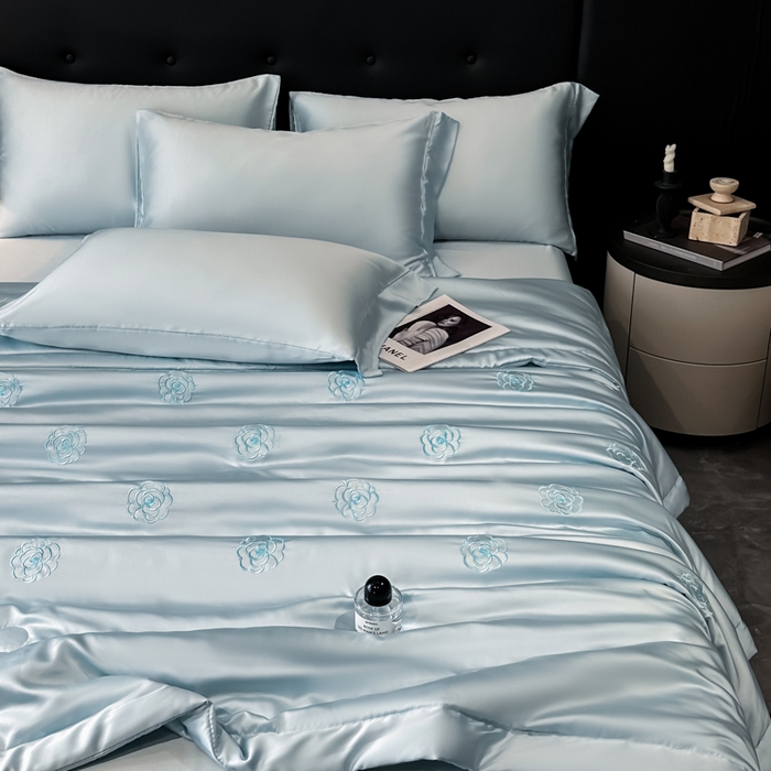 91家纺网 家纺一手货源 找家纺 满羽家纺 2025新款冰丝夏被四件套-满绣系列 山茶花-清爽兰