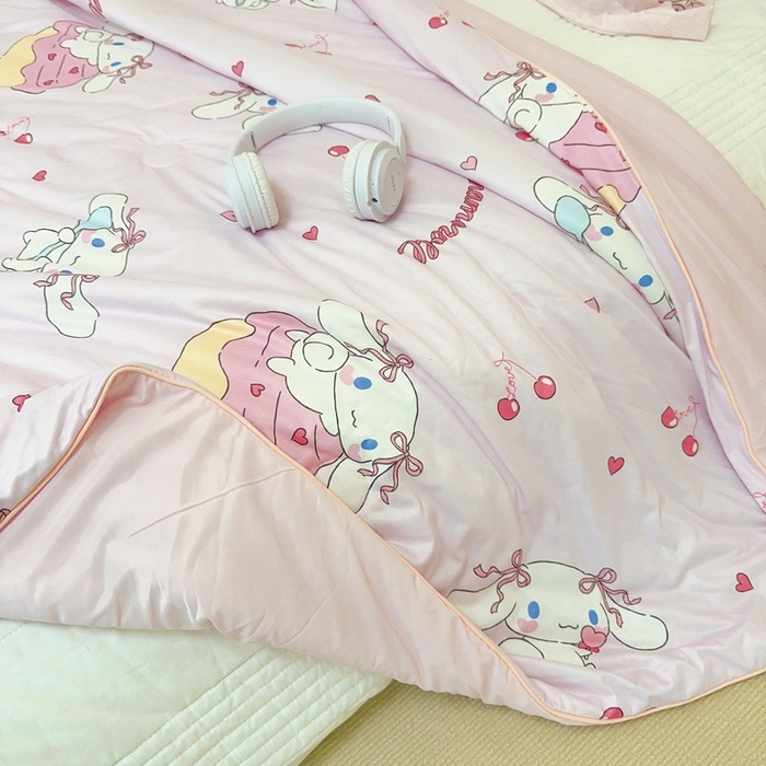 91家纺网 家纺一手货源 找家纺 兜米家居 2025夏季新品三丽鸥深睡双感针织凉感空调被夏被 樱桃玉桂狗