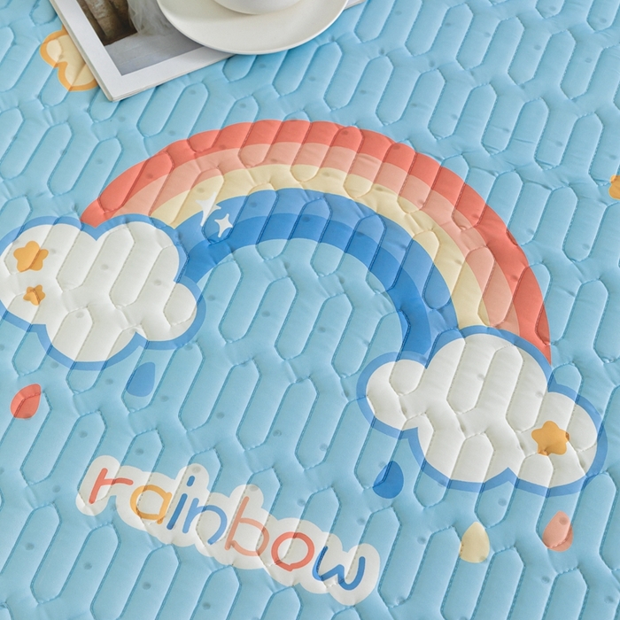 91家纺网 家纺一手货源 找家纺 美丽折2025新品6mm厚天然乳胶凉席三件套 大版印花卡通乳胶凉席平铺款 彩虹之恋