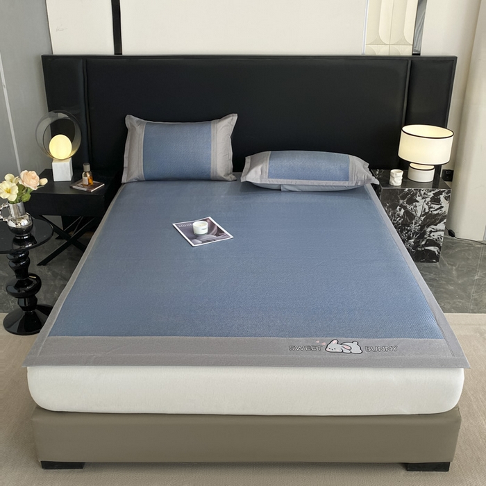 91家纺网 家纺一手货源 找家纺 莱米家纺 2025新款加厚凉感绣花冰藤席 可爱兔—雾霾蓝-凉席