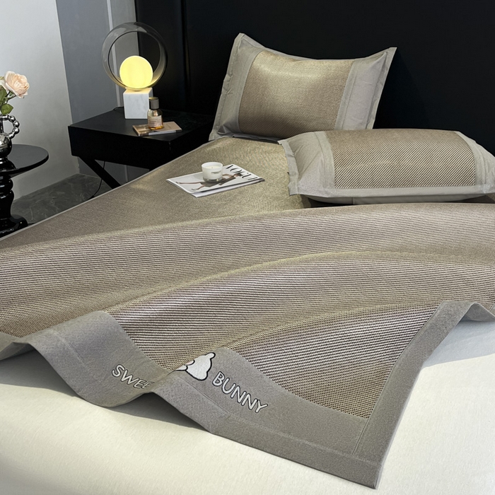 91家纺网 家纺一手货源 找家纺 莱米家纺 2025新款加厚凉感绣花冰藤席 可爱兔—香槟-凉席