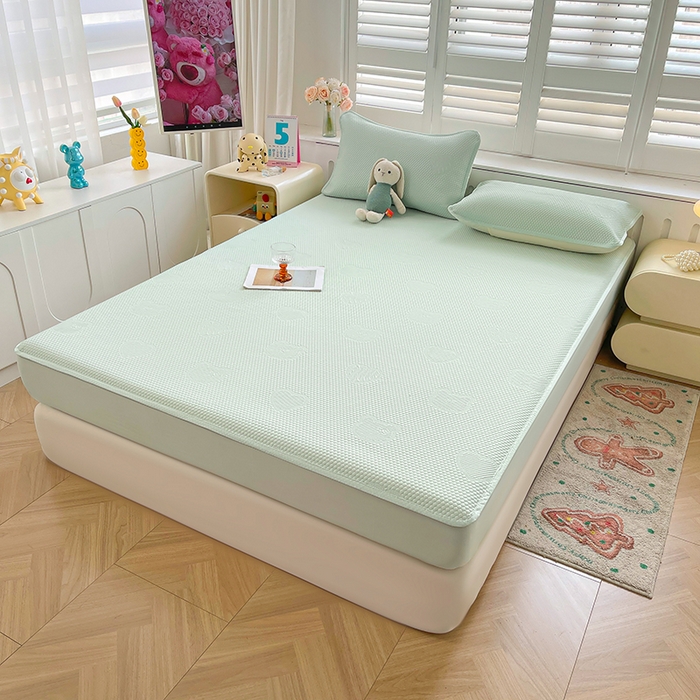 91家纺网 家纺一手货源 找家纺 迪乐妮 2025新款小冰熊凉豆豆席床笠 清新绿-小冰熊凉豆豆床笠