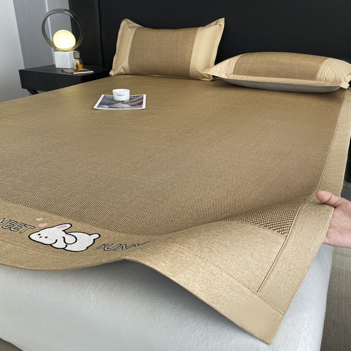 91家纺网 家纺一手货源 找家纺 莱米家纺 2025新款加厚凉感绣花冰藤席 可爱兔—金咖-凉席