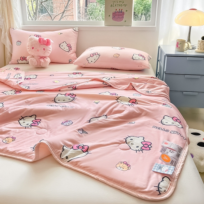 91家纺网 家纺一手货源 找家纺 金爱家2025新款A类三丽鸥正版授权高品质牛奶丝软糯针织棉大豆夏被系列详情 针织棉三丽鸥-粉粉甜筒kitty