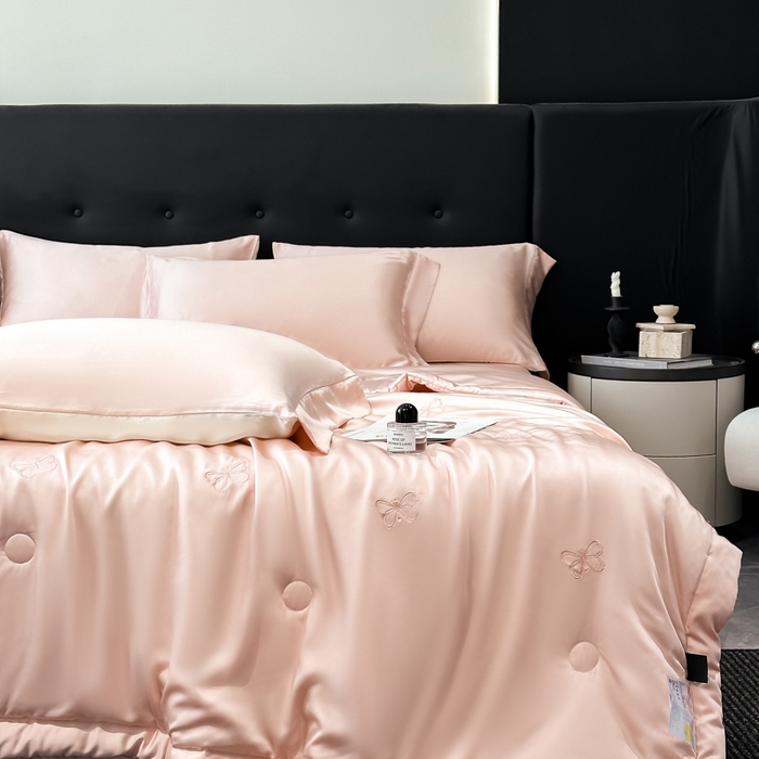 91家纺网 家纺一手货源 找家纺 满羽家纺 2025新款冰丝夏被四件套-满绣系列 迷蝶-桃粉