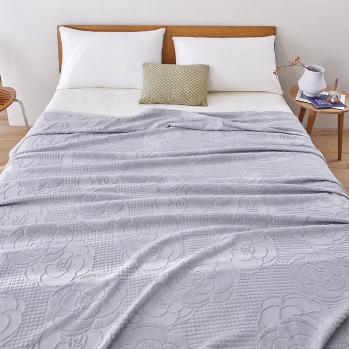 91家纺网 家纺一手货源 找家纺 爱港家纺 2025新款上海专版老式怀旧全棉A类纱布毛巾被 茶花-灰