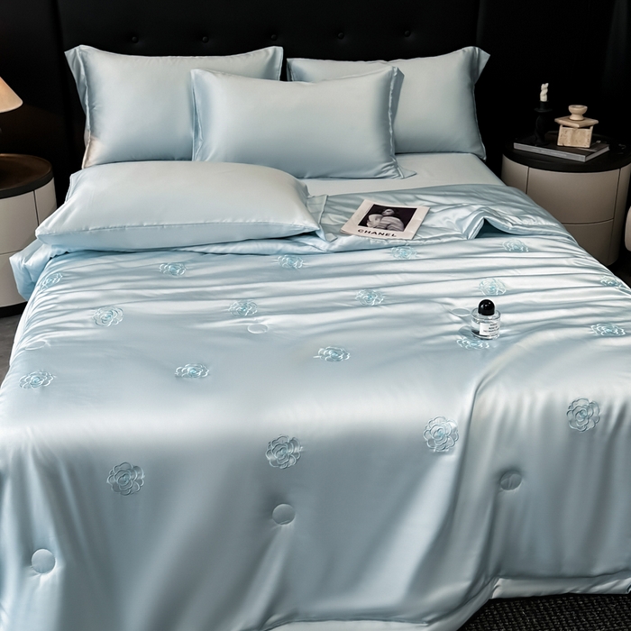 91家纺网 家纺一手货源 找家纺 满羽家纺 2025新款冰丝夏被四件套-满绣系列 山茶花-清爽兰