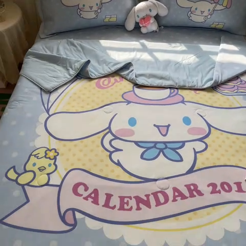 91家纺网 家纺一手货源 找家纺 博雅 2025新款 三丽鸥凉感丝夏被冰丝凉席组合四件套 欢乐玉桂狗