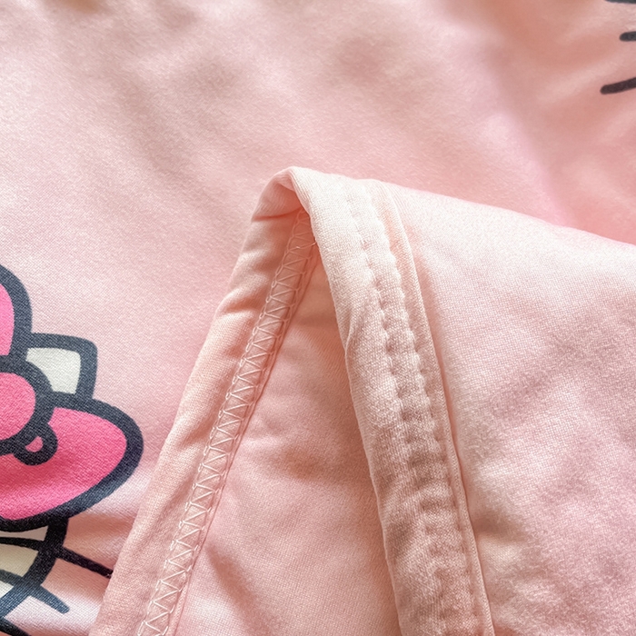 91家纺网 家纺一手货源 找家纺 金爱家2025新款A类三丽鸥正版授权高品质牛奶丝软糯针织棉大豆夏被系列详情 针织棉三丽鸥-粉粉甜筒kitty